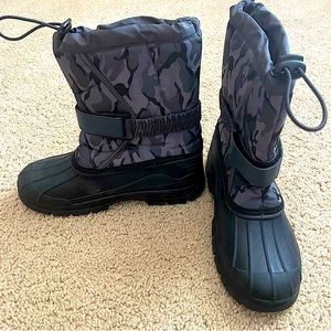 Boys size 5 (big boys) snow boots EU 37 pull on waterproof snowboots